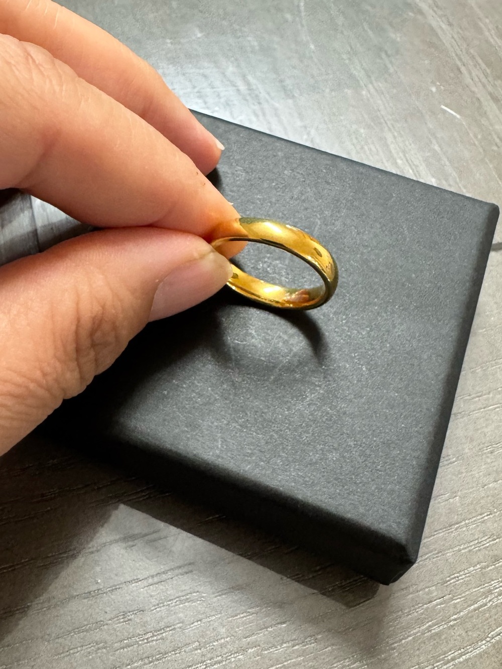 Timeless Polished 10K Gold Women's Band Ring.  Size 7.  2.69 grams